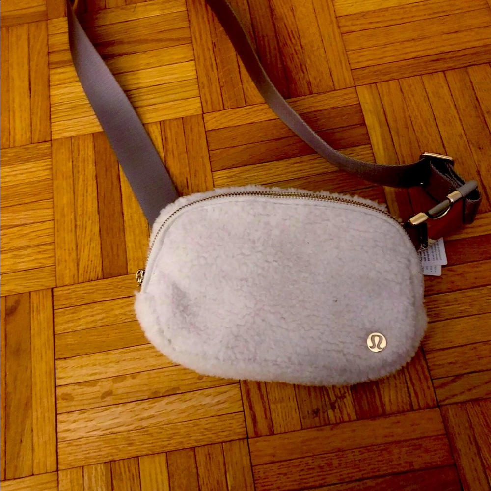 🍋 NWT Lululemon fleece belt bag ivory